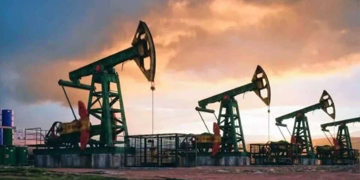 No LPG Shortage in India, Says Oil Minister Amid Panic Buying Concerns