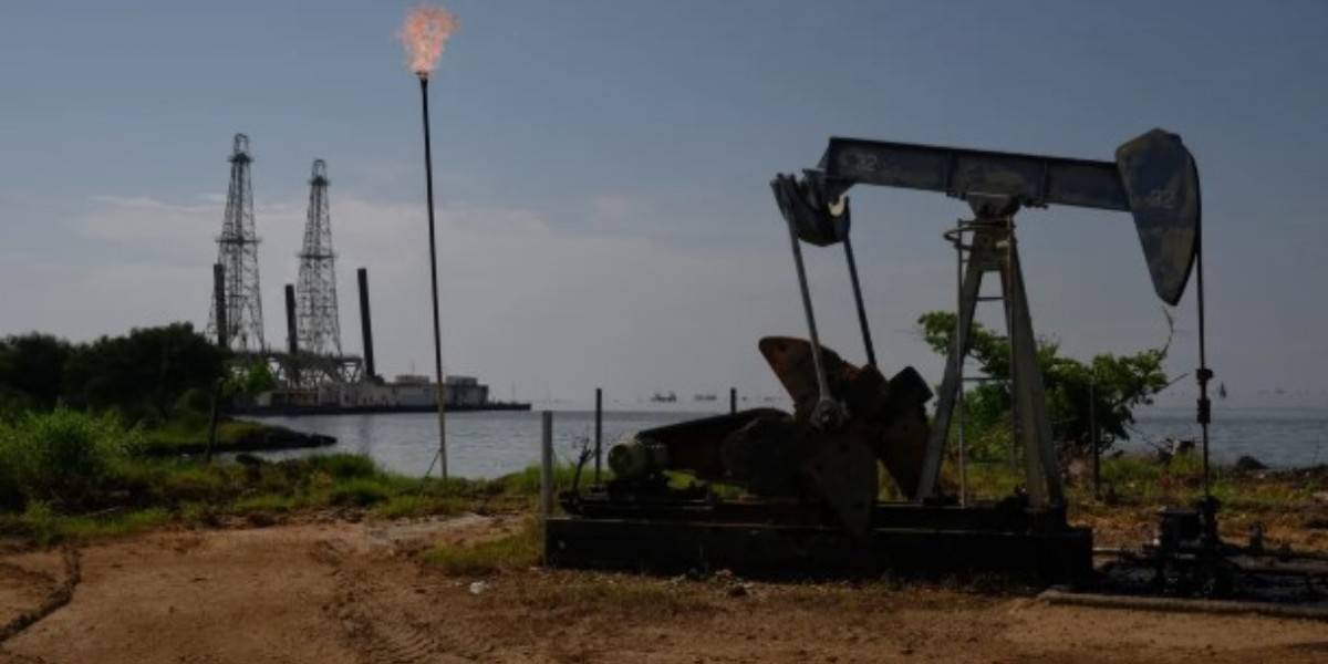 Crude Oil Price Surge Update: Key Drivers Behind Brent and WTI Gains Amid Hormuz Tensions